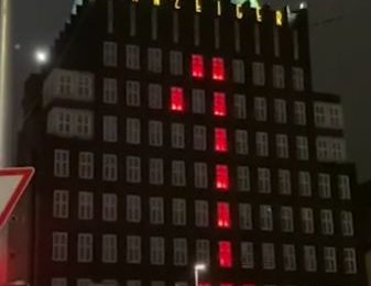 Calendrier de l’Avent géant sur la façade du bâtiment de la Hannoversche Allgemeine Zeitung